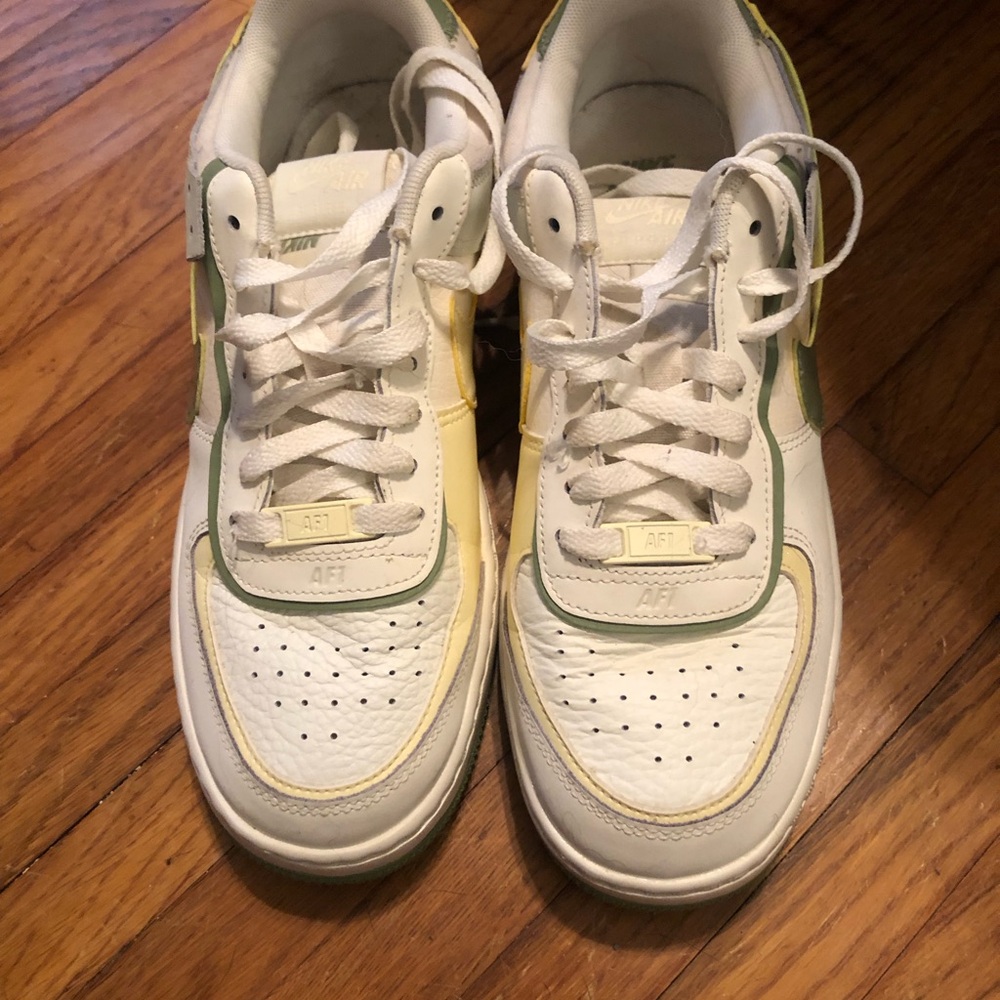 Nike Low-Top Sneakers in White with Yellow & Light Green Trim